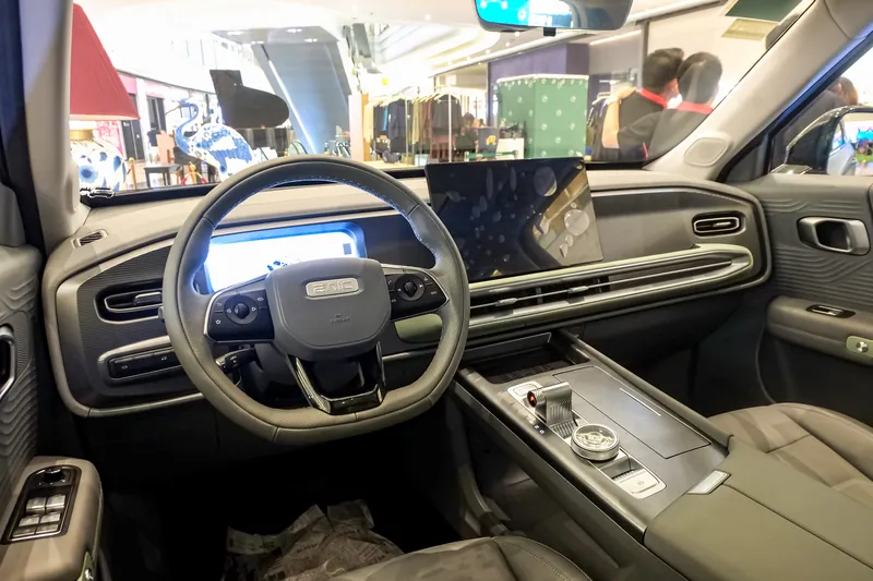 Interior del B30 híbrido, con la pantalla flotante y el tablero digital
