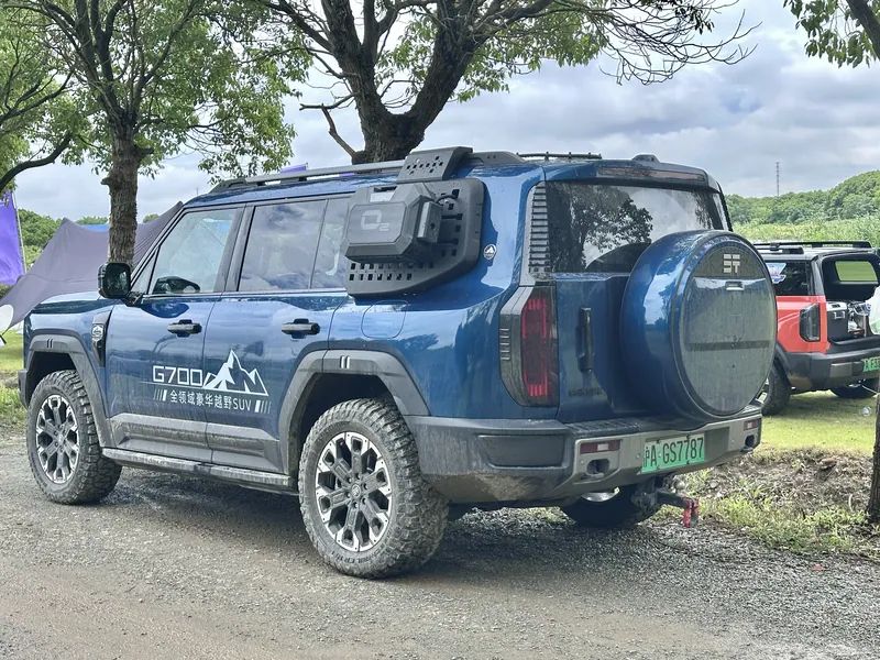 Un G700 en terreno de pasto y barro