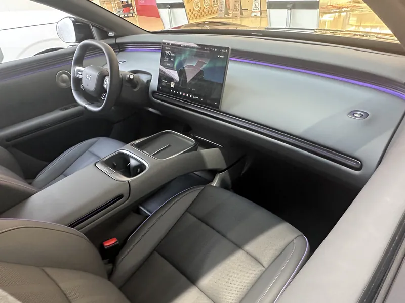 Interior de la L03, con la pantalla central y el tablero